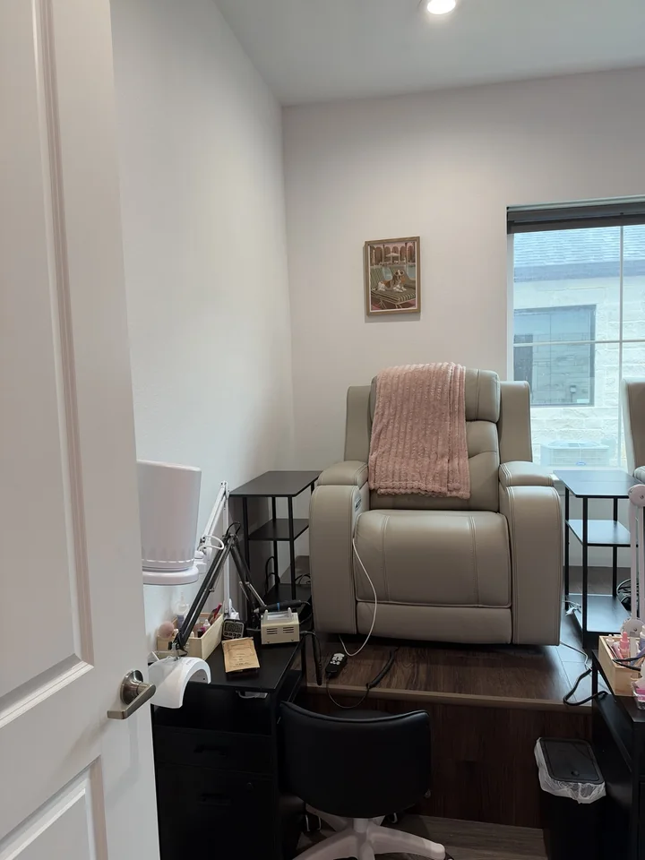 Reclining pedicure chair with a pink blanket in the YA Studio pedicure room